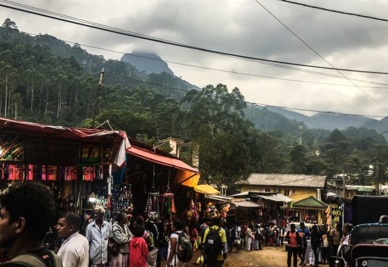 Der Adam's Peak ist der bekannteste Berg Sri Lankas. Doch vor dem Aufstieg solltest du einige Dinge bedenken. Erfahre hier mehr!
