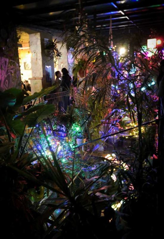 Die wohl bekannteste Ruinenbar: Szimpla Kert, Budapest.