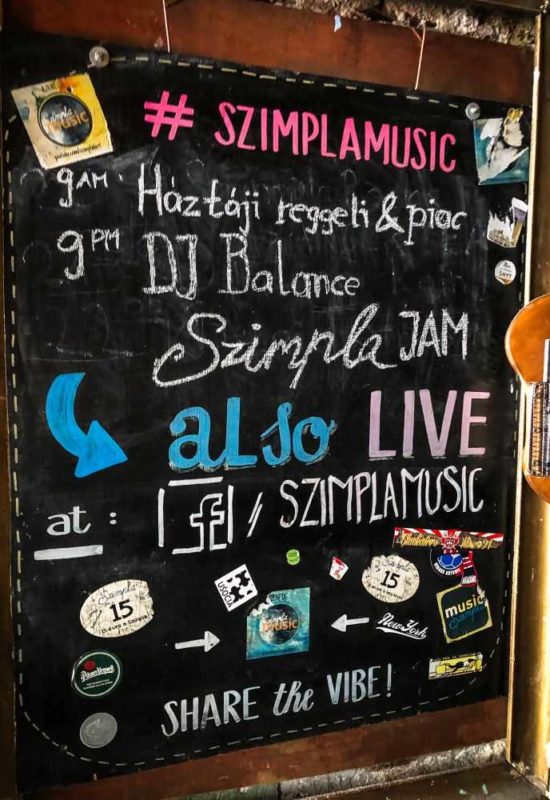 Die wohl bekannteste Ruinenbar: Szimpla Kert, Budapest.