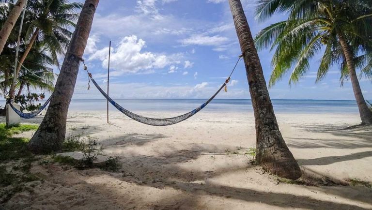 Hängematte zwischen zwei Palmen beim Charisma Resort auf Siquijor