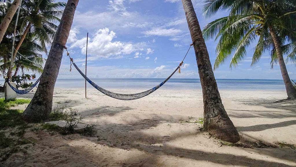 Hängematte zwischen zwei Palmen beim Charisma Resort auf Siquijor